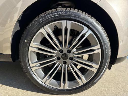 Batumi Gold 2026 Land Rover Range Rover P400 SE