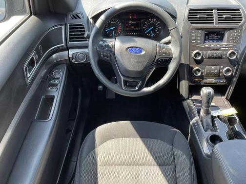 Photo 4 of 31 of 2019 Ford Explorer XLT