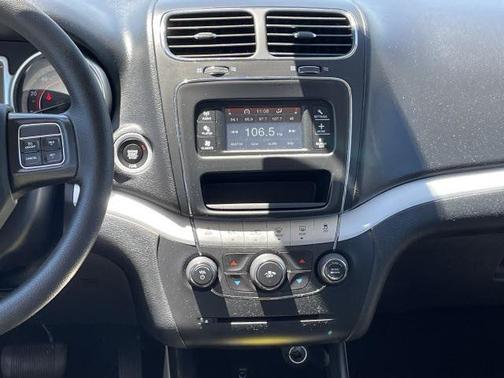 Photo 5 of 33 of 2020 Dodge Journey SE Value