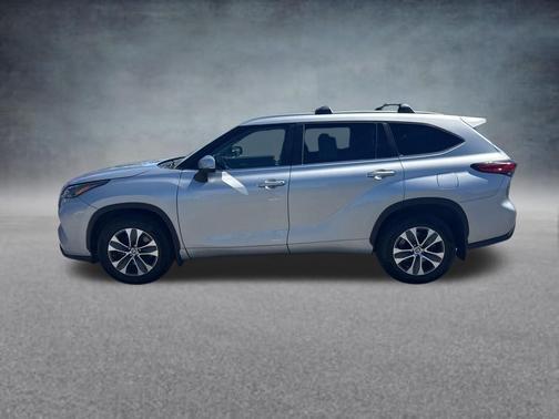 Celestial Silver Metallic 2023 Toyota Highlander XLE