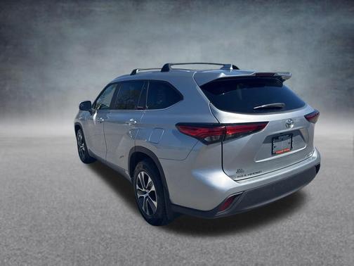 Celestial Silver Metallic 2023 Toyota Highlander XLE