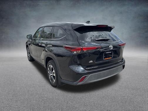 Midnight Black Metallic 2026 Toyota Highlander XLE