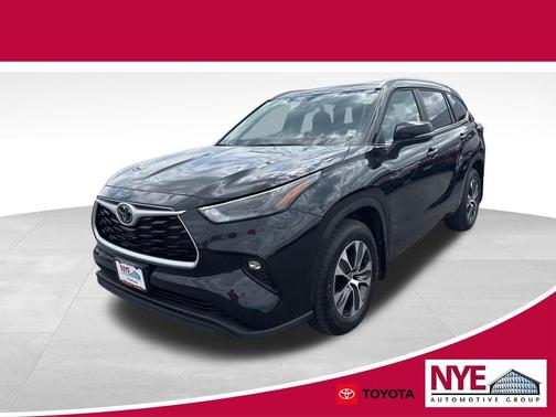 Midnight Black Metallic 2026 Toyota Highlander XLE