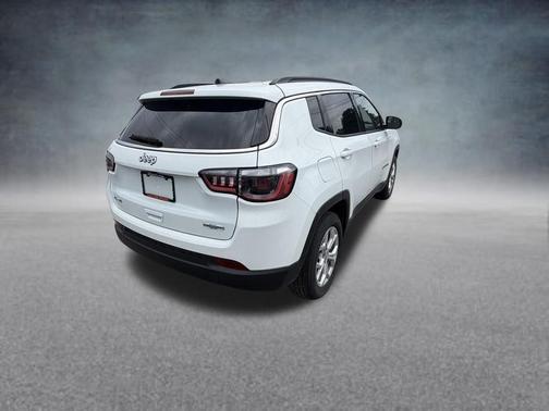 Bright White Clearcoat 2024 Jeep Compass Latitude