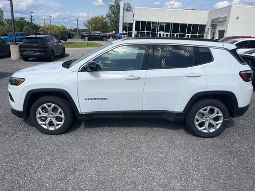 Bright White Clearcoat 2024 Jeep Compass Latitude