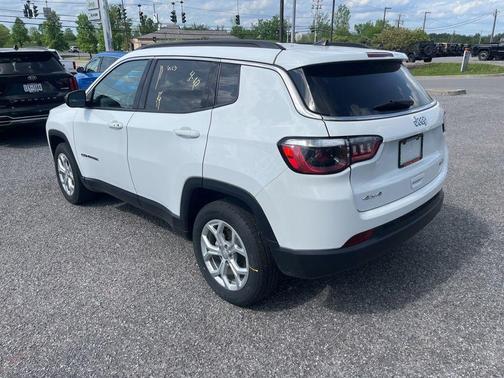 Bright White Clearcoat 2024 Jeep Compass Latitude