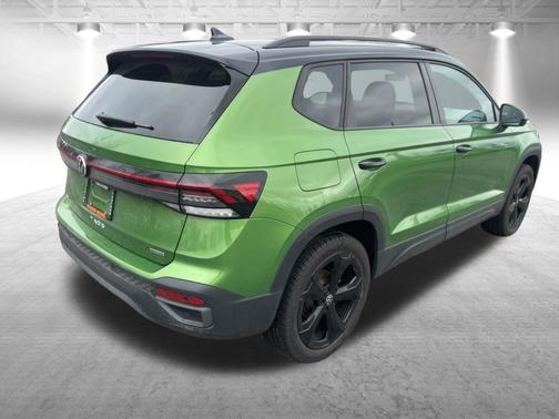 Bright Moss Green W/Black Roof 2025 Volkswagen Taos 1.5T SE Black