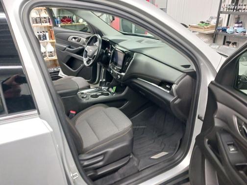 Silver Ice Metallic 2018 Chevrolet Traverse LT Cloth