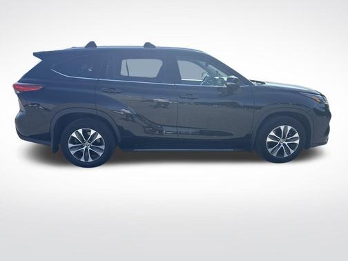 Midnight Black Metallic 2022 Toyota Highlander XLE