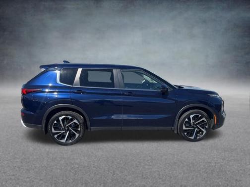 Cosmic Blue Metallic 2024 Mitsubishi Outlander SE