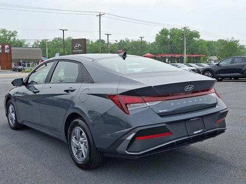 2024 Hyundai ELANTRA SE