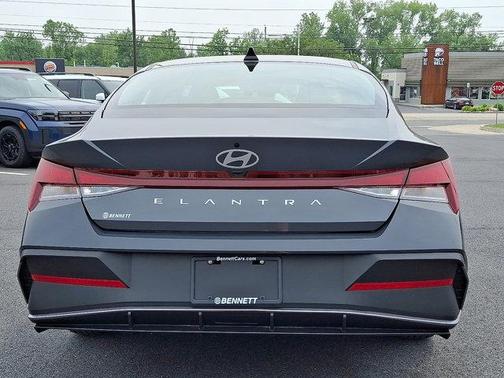 2024 Hyundai ELANTRA SE