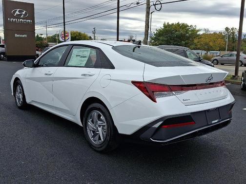 2025 Hyundai ELANTRA SE