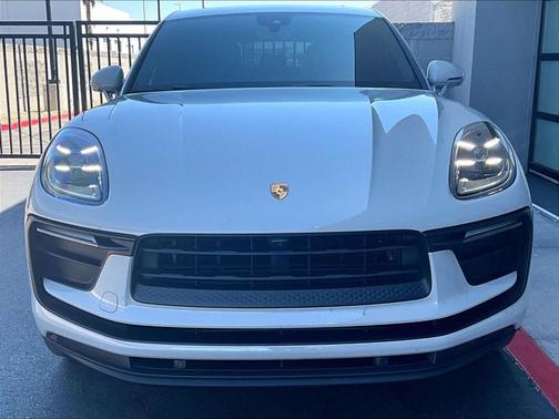 Chalk 2022 Porsche Macan Base