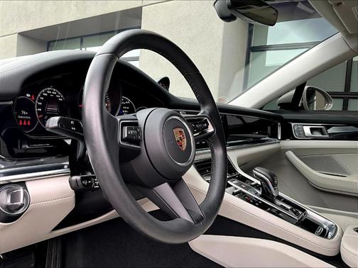 2022 Porsche Panamera 4