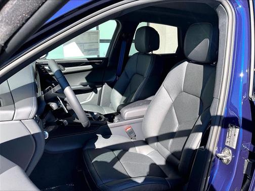 Gentian Blue Metallic 2026 Porsche Macan S