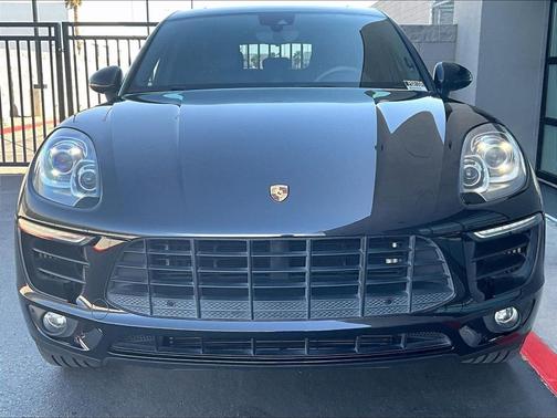 Jet Black Metallic 2018 Porsche Macan S