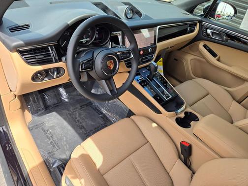 Jet Black Metallic 2025 Porsche Macan