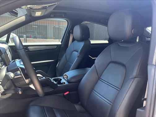 Carrara White Metallic 2023 Porsche Cayenne Platinum Edition