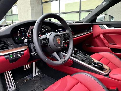 2025 Porsche 911 Carrera