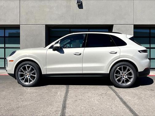 Cashmere Beige Metallic 2026 Porsche Cayenne