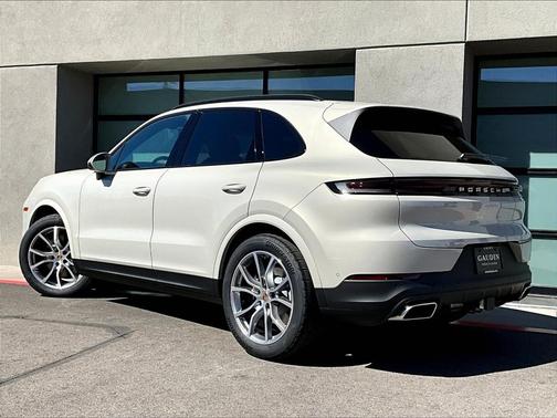 Cashmere Beige Metallic 2026 Porsche Cayenne