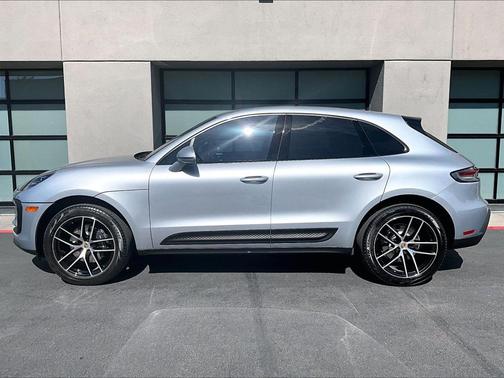 Dolomite Silver Metallic 2023 Porsche Macan