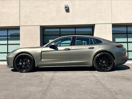 Aventurine Green Metallic 2026 Porsche Panamera
