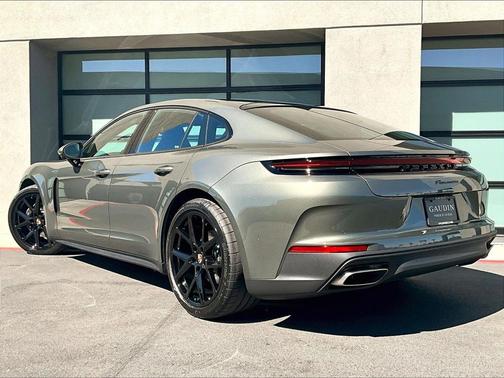 Aventurine Green Metallic 2026 Porsche Panamera