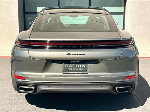 Aventurine Green Metallic 2026 Porsche Panamera