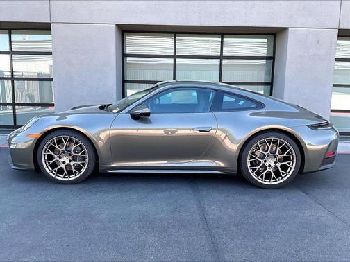 Aventurine Green Metallic 2026 Porsche 911 Carrera