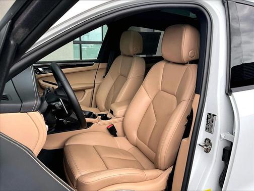 Carrara White 2022 Porsche Macan Base