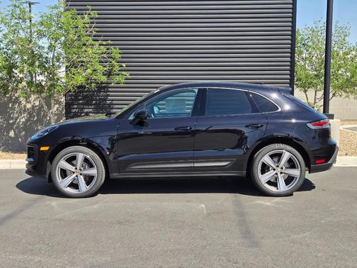 Jet Black Metallic 2025 Porsche Macan