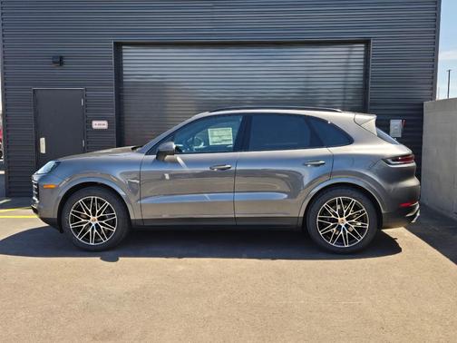 Quartzite Grey Metallic 2025 Porsche Cayenne Base