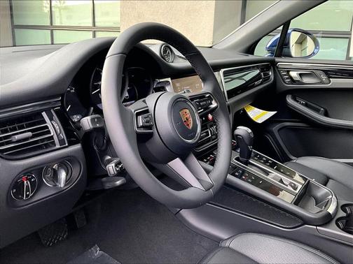 Gentian Blue Metallic 2026 Porsche Macan