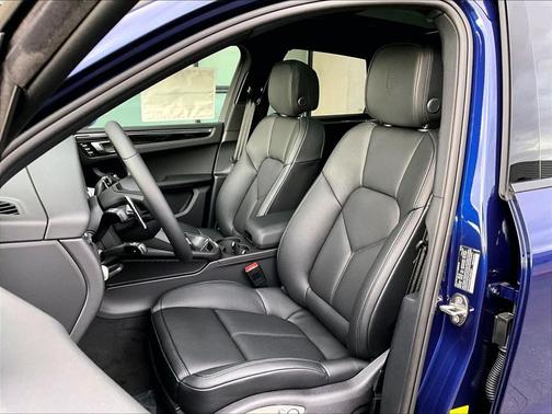 Gentian Blue Metallic 2026 Porsche Macan