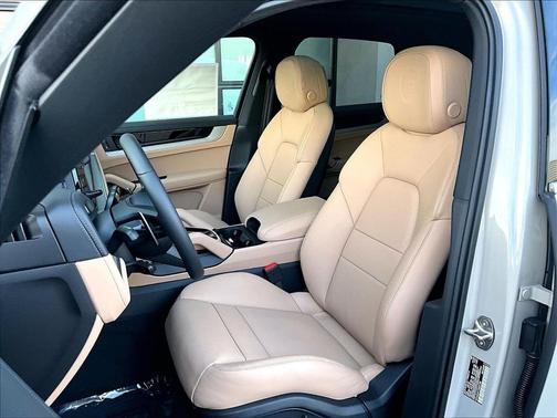 Cashmere Beige Metallic 2026 Porsche Cayenne