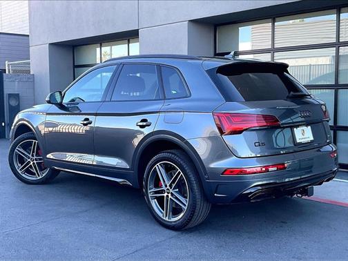 Daytona Gray Pearl Effect 2024 Audi Q5 e 55 S line quattro Premium