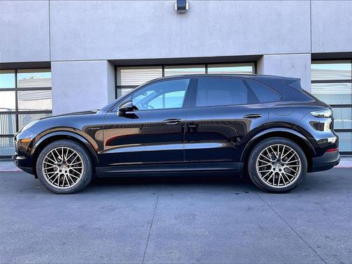 2023 Porsche Cayenne Platinum Edition