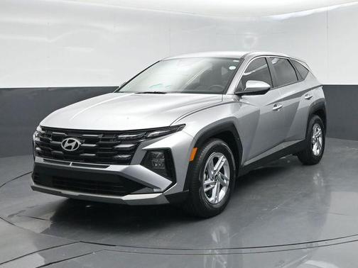 Shimmering Silver 2025 Hyundai TUCSON SE