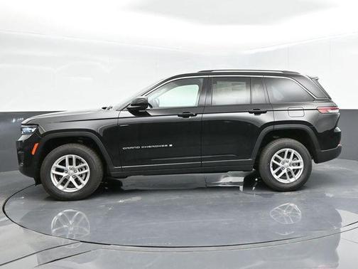 Diamond Black Crystal Pearlcoat 2024 Jeep Grand Cherokee Laredo