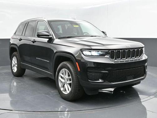 Diamond Black Crystal Pearlcoat 2024 Jeep Grand Cherokee Laredo