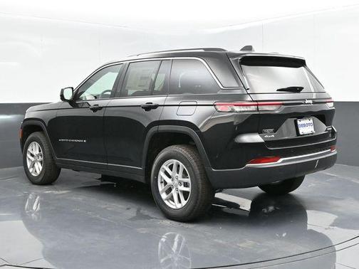 Diamond Black Crystal Pearlcoat 2024 Jeep Grand Cherokee Laredo