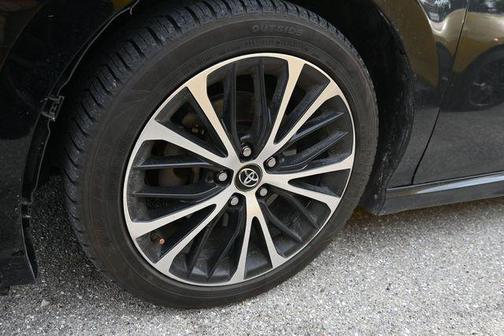 Midnight Black Metallic 2018 Toyota Camry SE