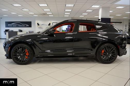 Q Oberon Black 2025 Aston Martin DBX 707