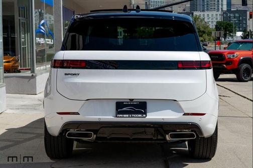 Ostuni Pearl White Premium Metallic 2025 Land Rover Range Rover Sport SE