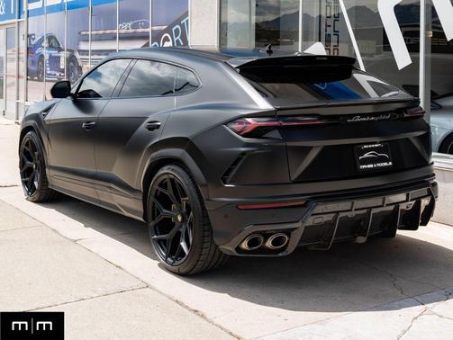 2022 Lamborghini Urus Pearl Capsule
