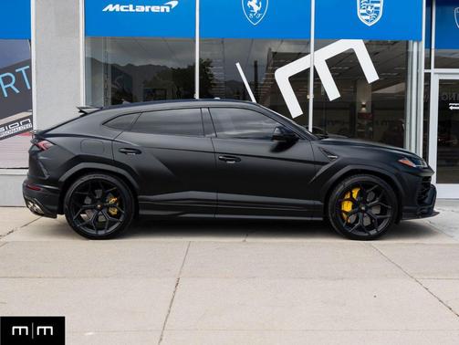 2022 Lamborghini Urus Pearl Capsule