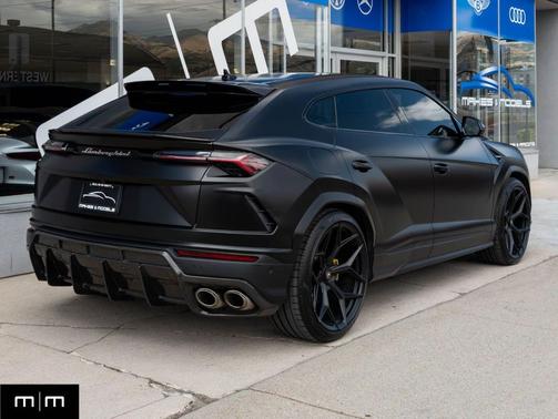 2022 Lamborghini Urus Pearl Capsule