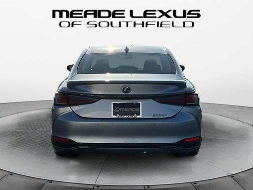 2025 Lexus ES 300h F SPORT Design